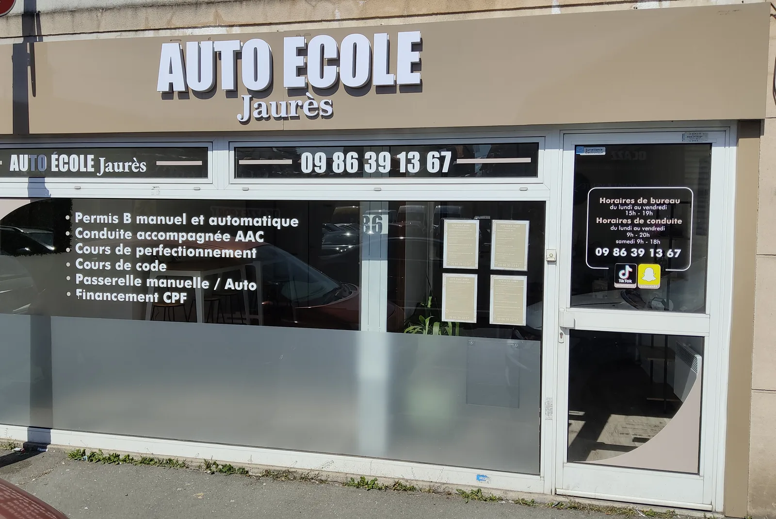 La vitrine de l'Auto-école Jaurès, 294 bis avenue Jean Jaurès à Argenteuil